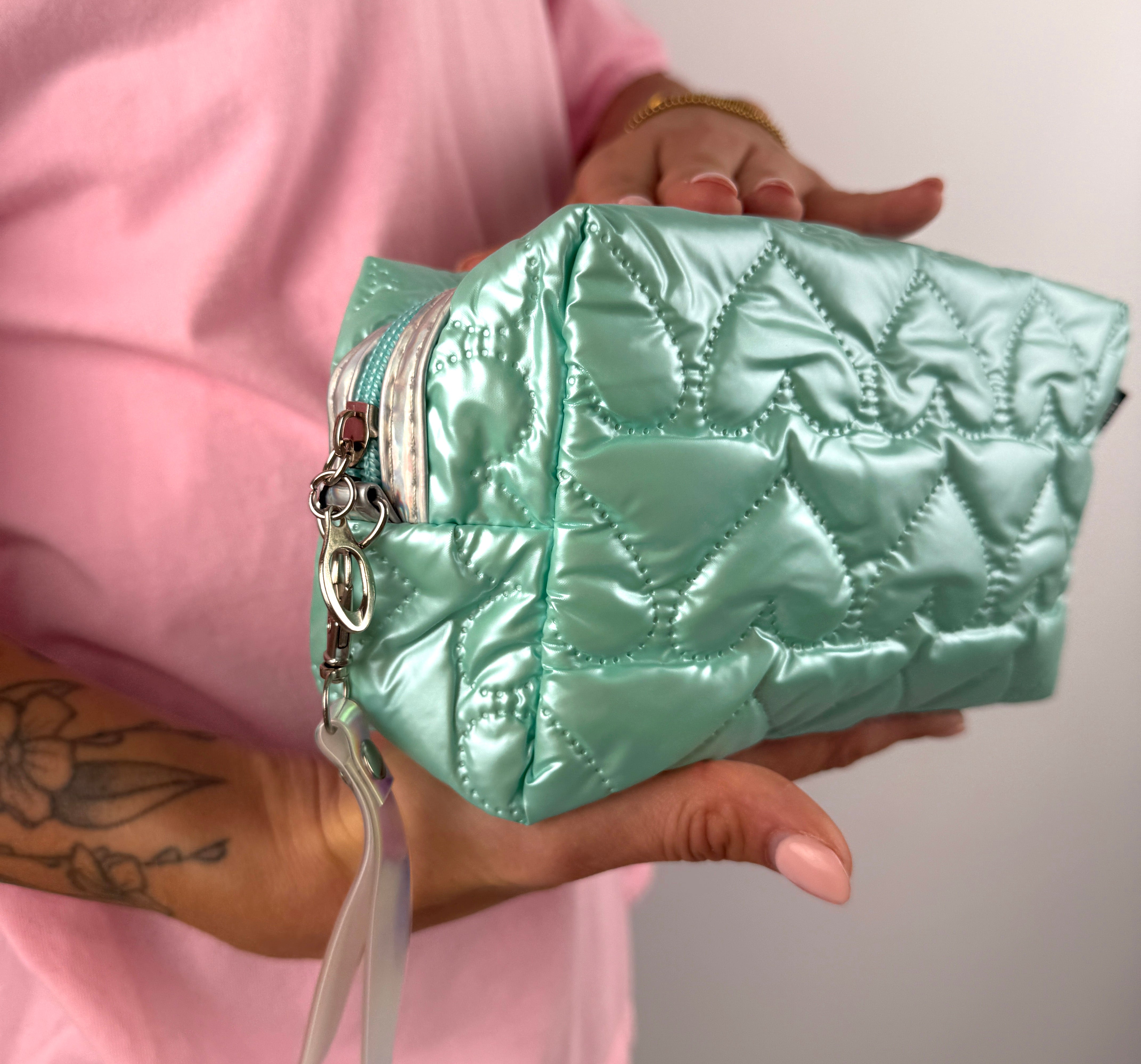 Kosmetiktasche mit Herz-Steppung in Mintgrün – glänzende Beauty Bag