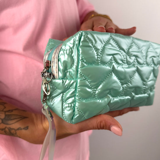 Kosmetiktasche mit Herz-Steppung in Mintgrün – glänzende Beauty Bag