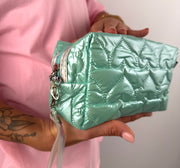 Kosmetiktasche mit Herz-Steppung in Mintgrün – glänzende Beauty Bag