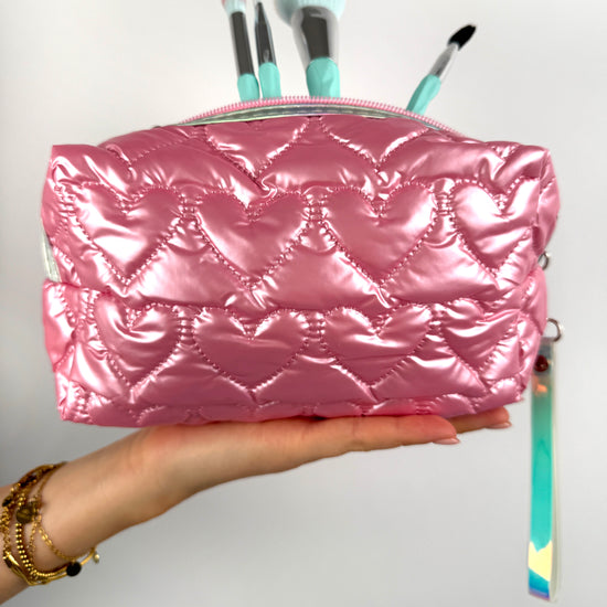 Rosa Kosmetiktasche mit Herz-Steppung, befüllt mit Make-up Pinseln