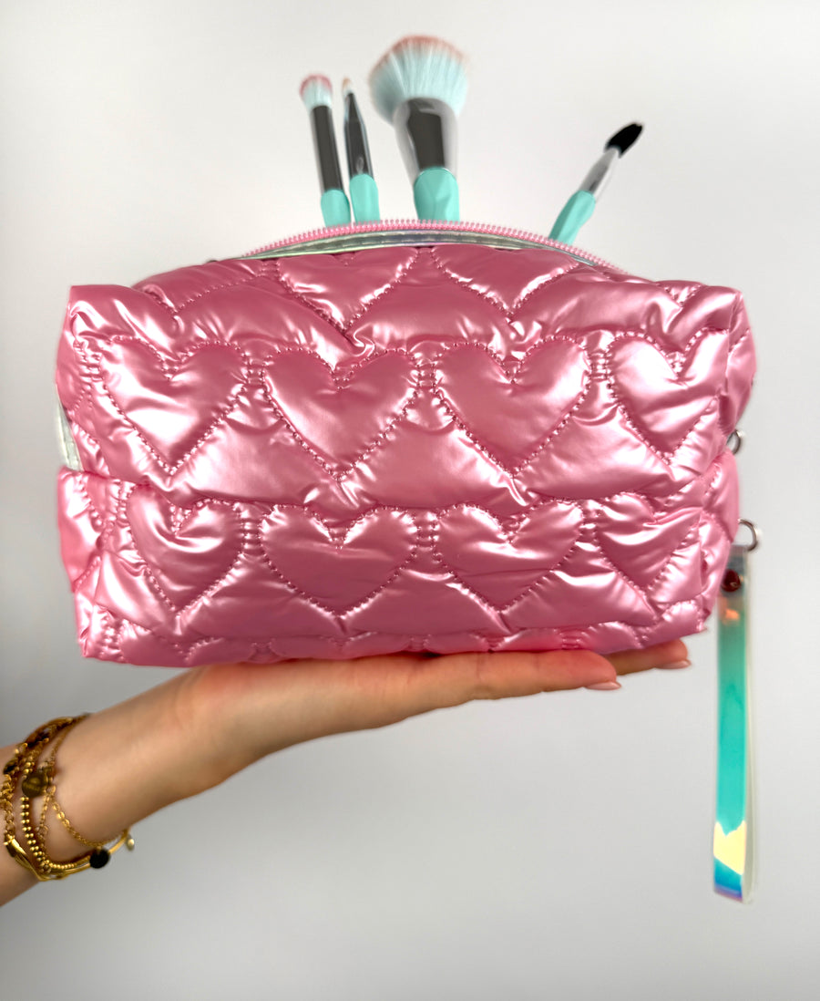 Rosa Kosmetiktasche mit Herz-Steppung, befüllt mit Make-up Pinseln