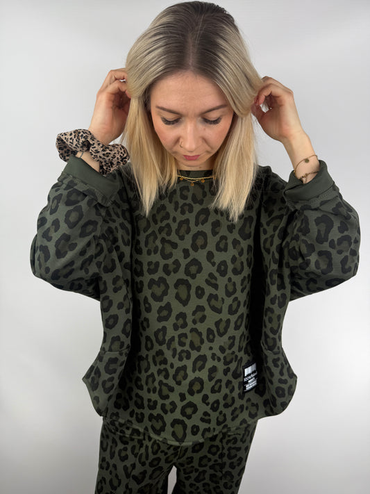 Leopard Shirt olive – Oversize Longsleeve mit Statement-Print