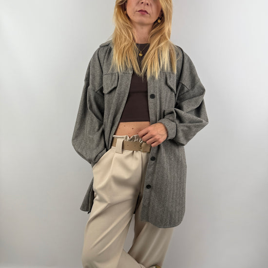 Frau trägt graue Long Hemd Jacke im Oversized Fit.