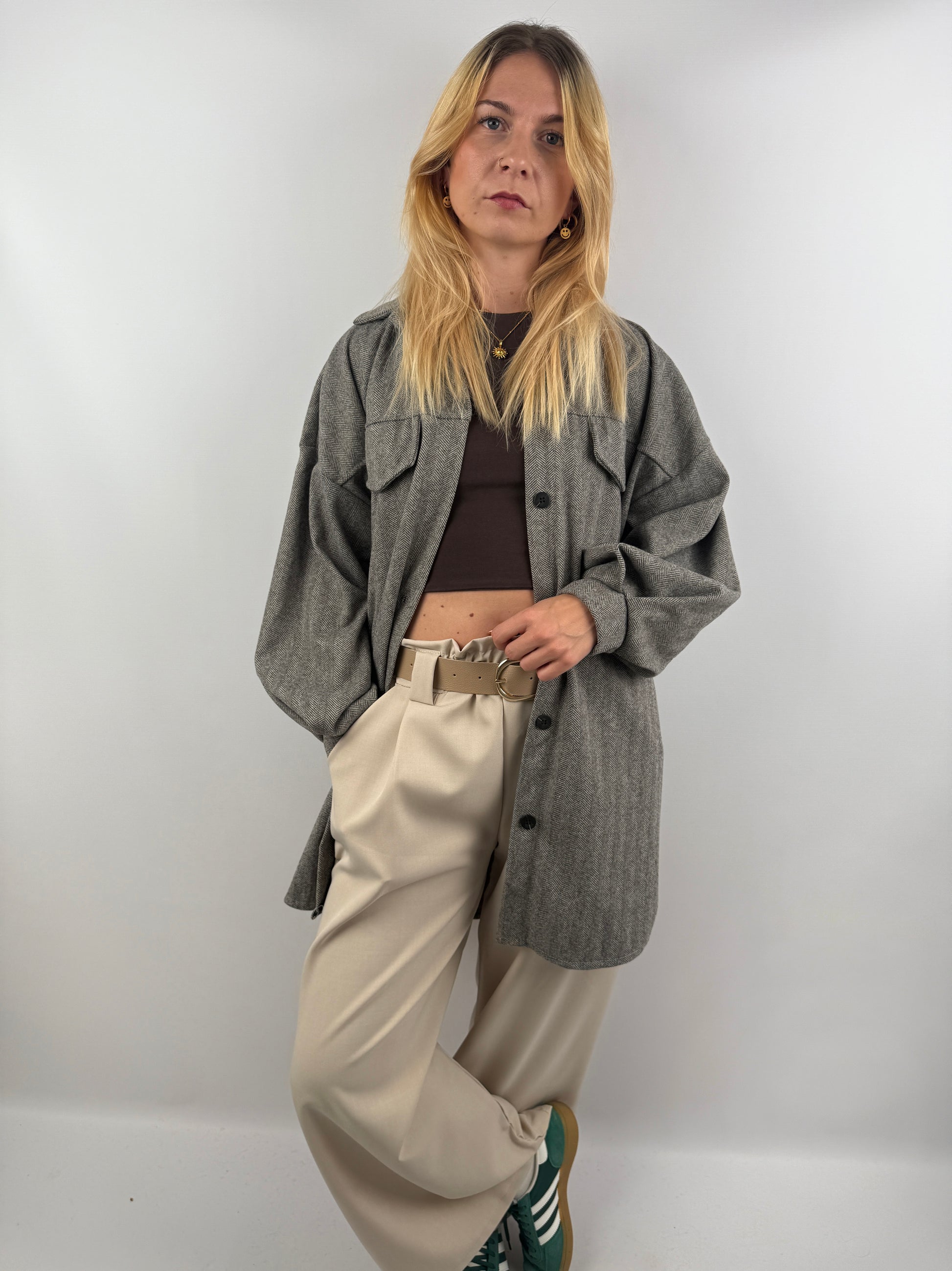 Frau trägt graue Long Hemd Jacke im Oversized Fit.