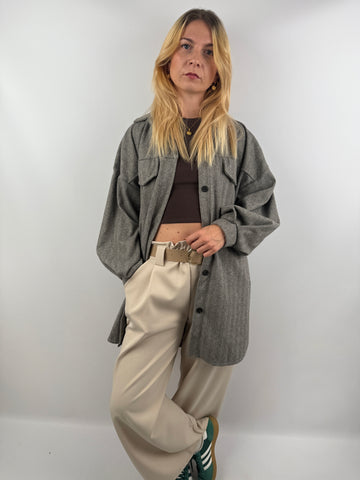 Frau trägt graue Long Hemd Jacke im Oversized Fit.