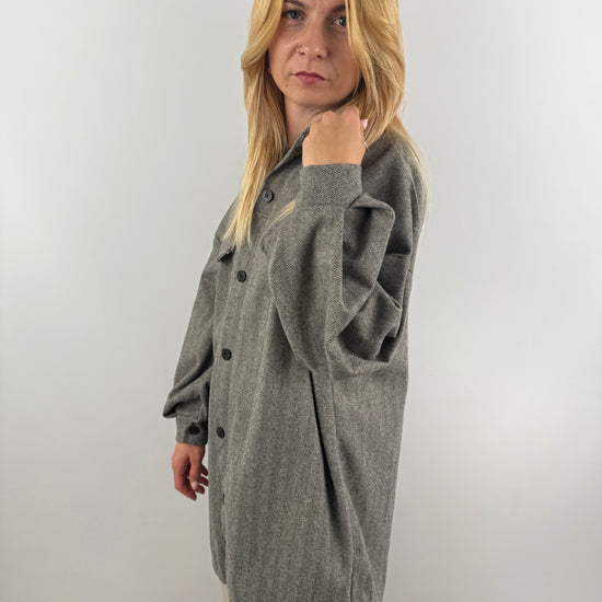 Graue Long Hemd Jacke, seitliche Ansicht, oversized getragen.