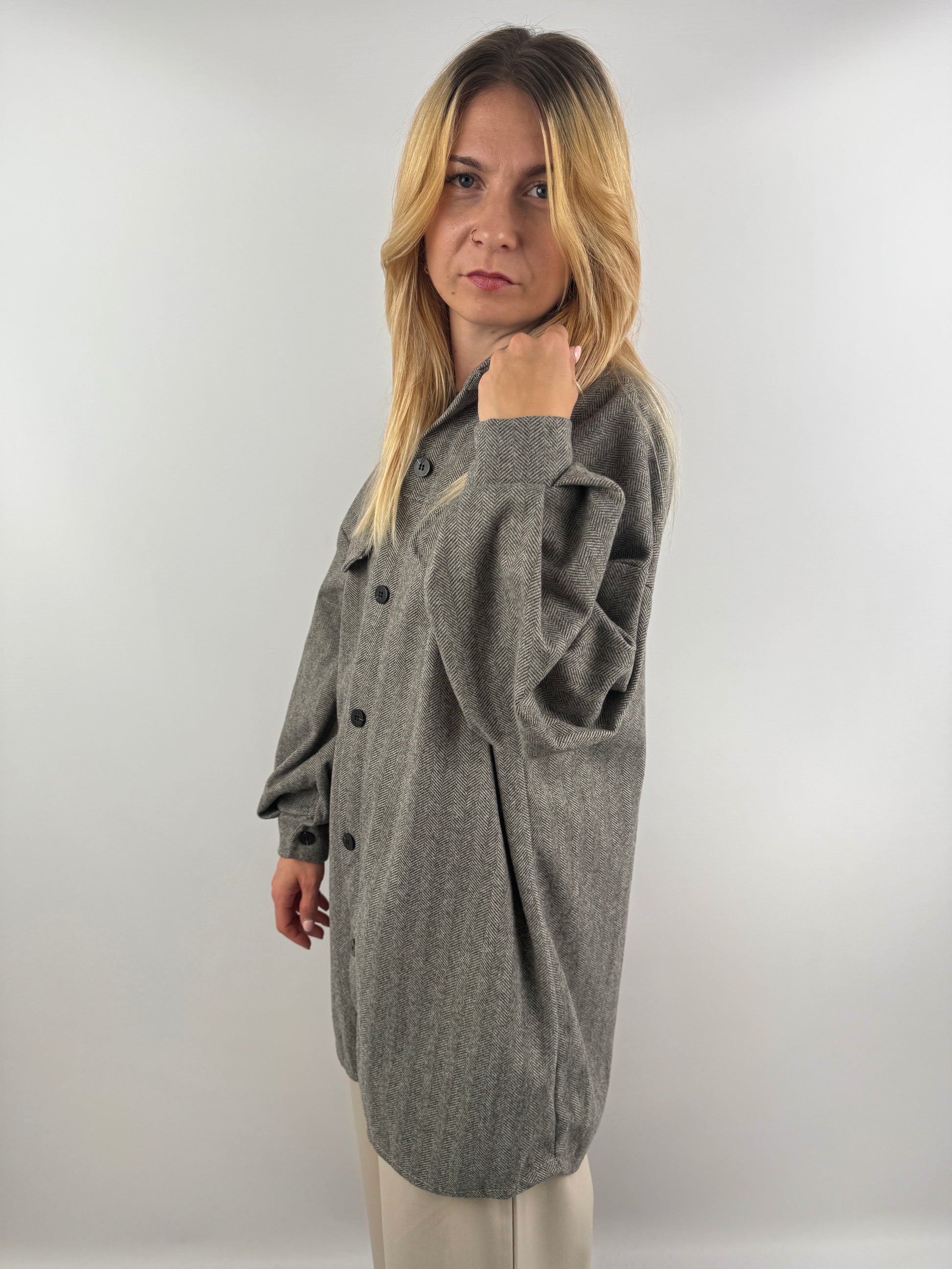 Graue Long Hemd Jacke, seitliche Ansicht, oversized getragen.