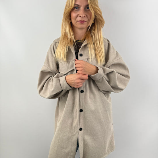 Beige Long Hemd Jacke von vorne, lockerer Look.