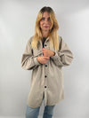 Beige Long Hemd Jacke von vorne, lockerer Look.