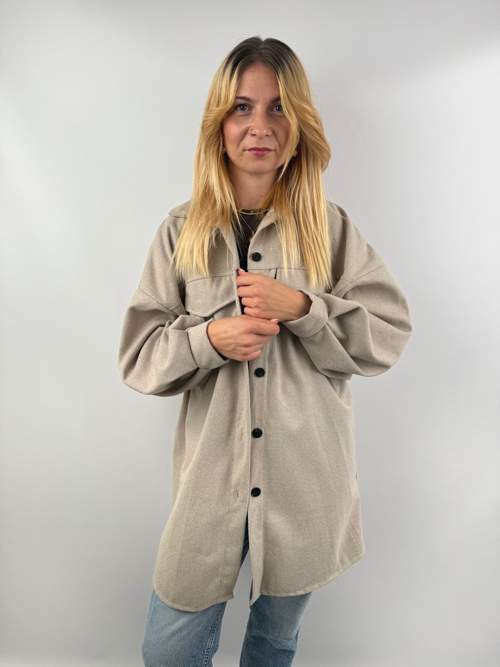 Beige Long Hemd Jacke von vorne, lockerer Look.