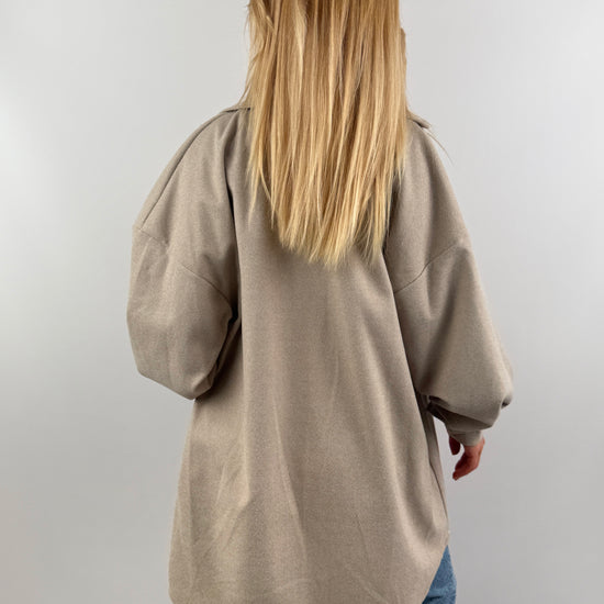 Rückansicht beige Long Hemd Jacke, langer Schnitt.