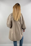 Rückansicht beige Long Hemd Jacke, langer Schnitt.