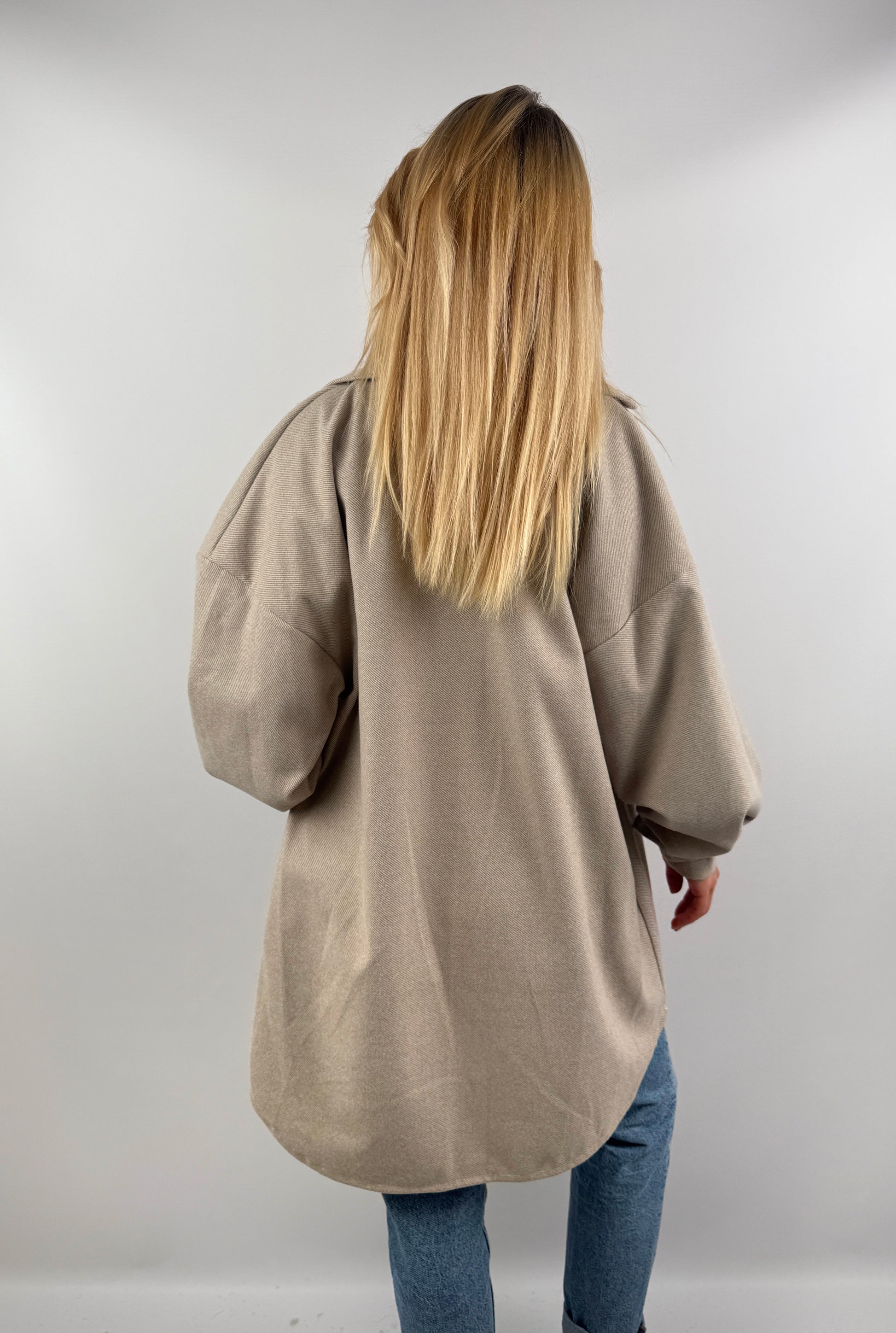 Rückansicht beige Long Hemd Jacke, langer Schnitt.