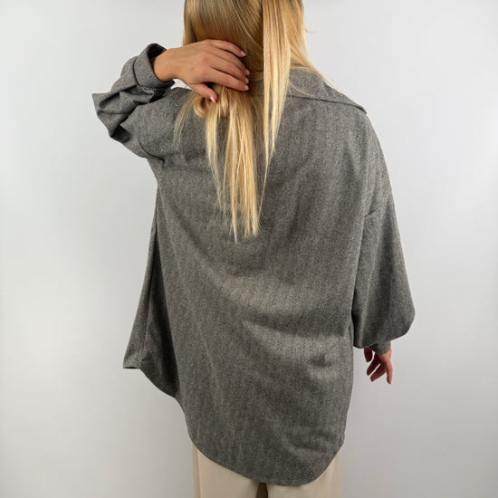 Rückansicht graue Long Hemd Jacke, lockerer Schnitt.