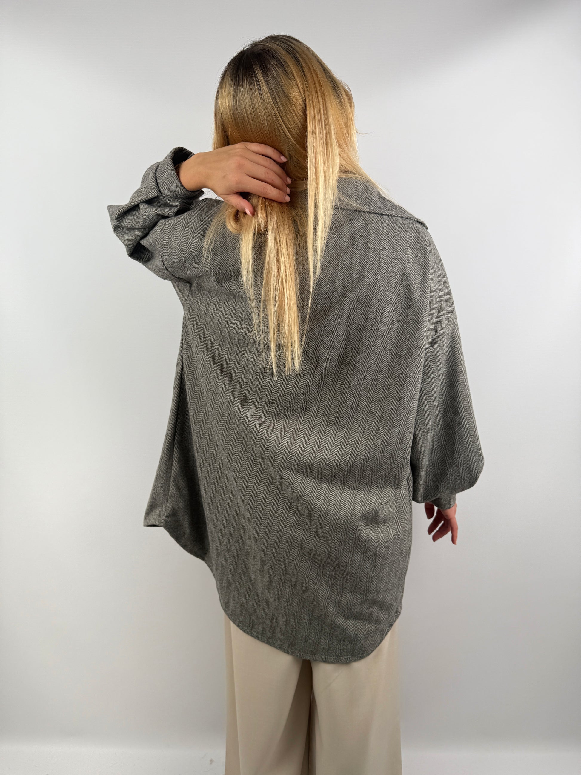 Rückansicht graue Long Hemd Jacke, lockerer Schnitt.