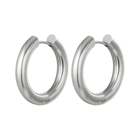 Massive mittelgroße Edelstahl Creolen in Silber.