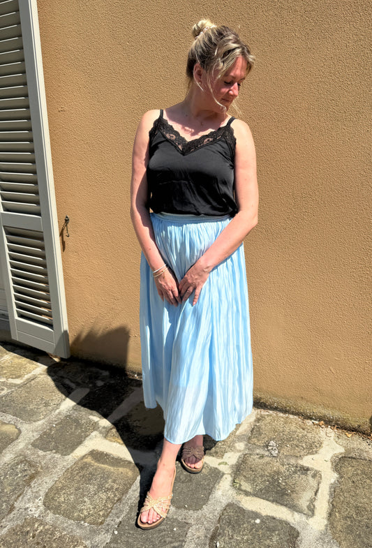 Zart glänzender Midirock in vier verschiedenen Pastell Tönen mit Unterrock.