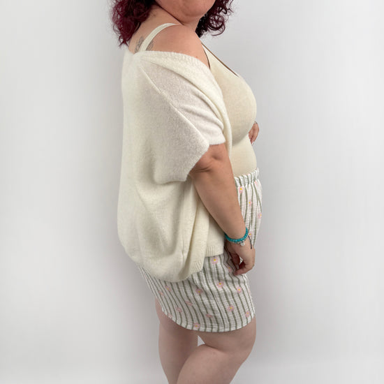 Kurze weiße Musselin Shorts mit olive farbenen Streifen und rosa Blümchen.