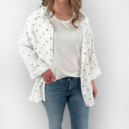 Langärmelige MusselinBluse in weiß mit Pastell farbenen Herzen.