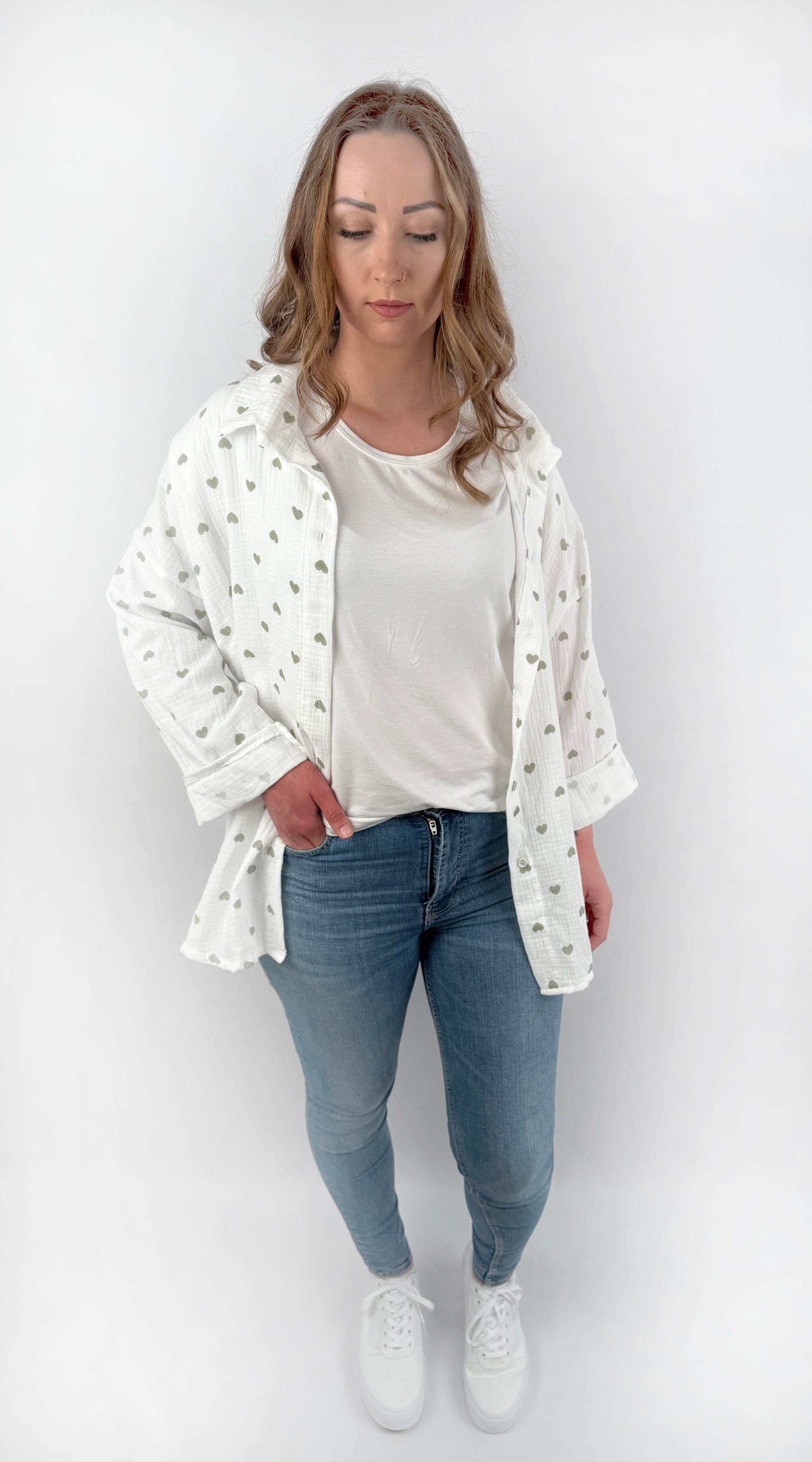 Langärmelige MusselinBluse in weiß mit Pastell farbenen Herzen.