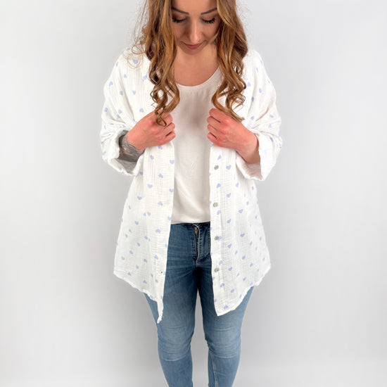 Langärmelige MusselinBluse in weiß mit Pastell farbenen Herzen.