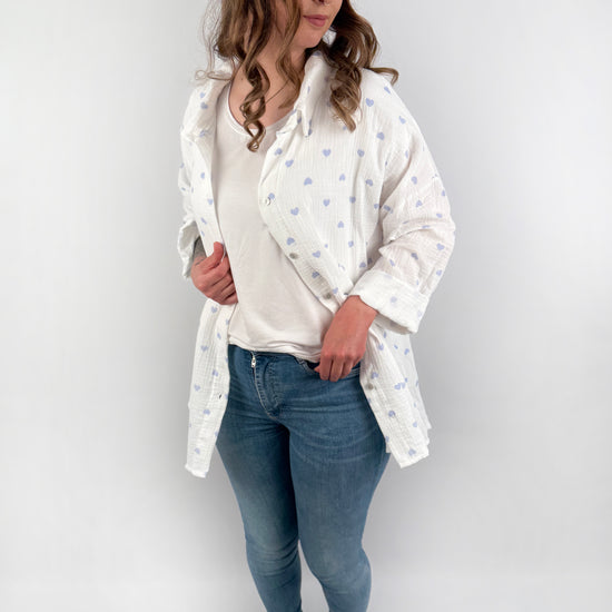 Langärmelige MusselinBluse in weiß mit Pastell farbenen Herzen.