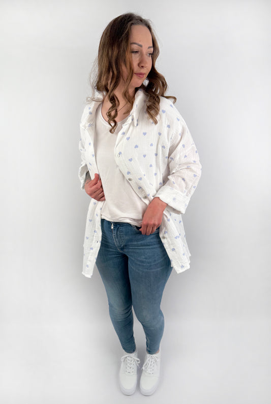 Langärmelige MusselinBluse in weiß mit Pastell farbenen Herzen.