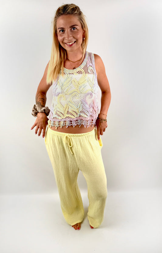 Buttergelbe lange Musselinhose mit weiten Beinen und Taschen.