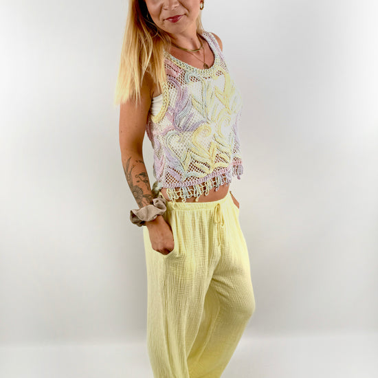 Buttergelbe lange Musselinhose mit weiten Beinen und Taschen.