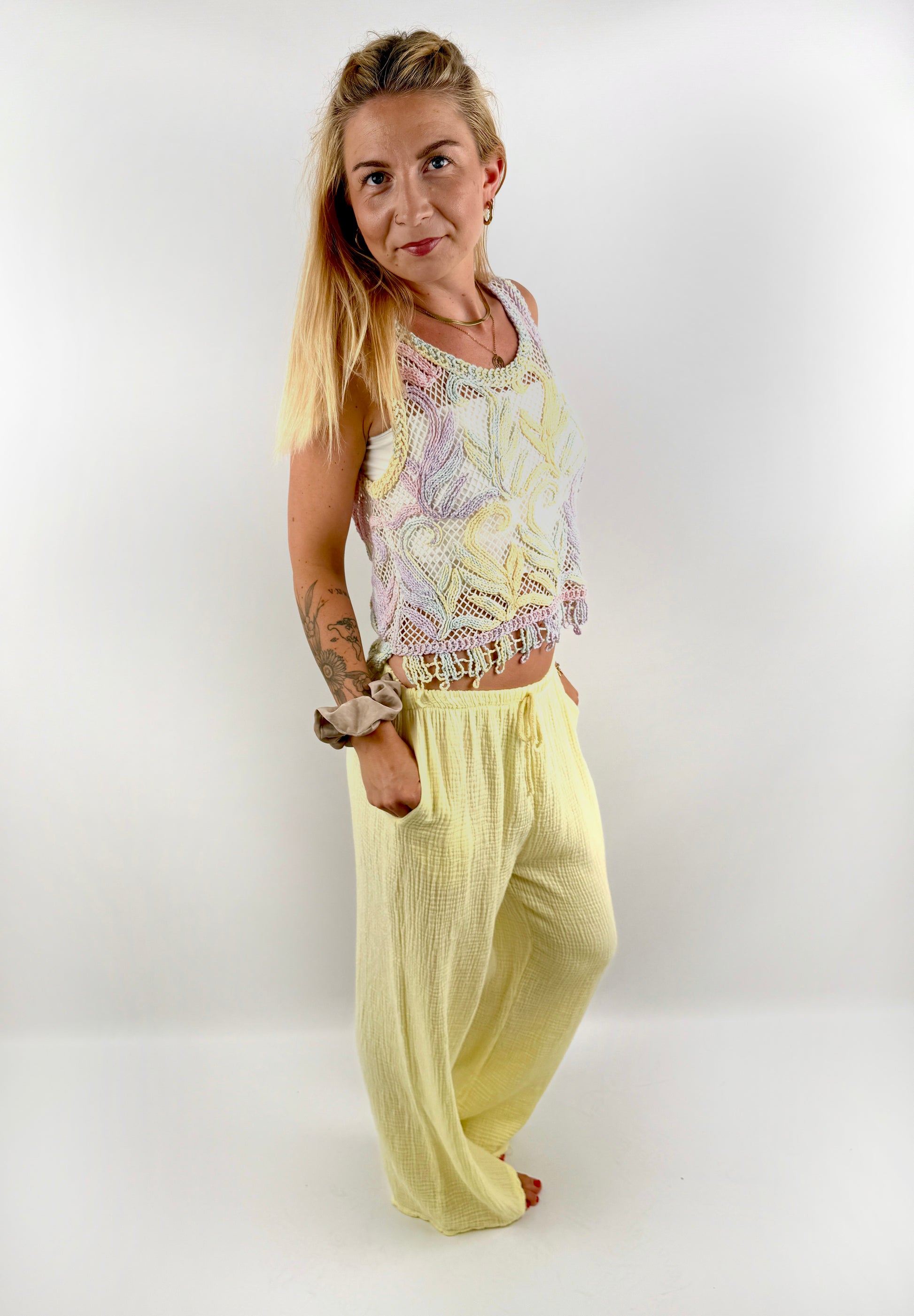 Buttergelbe lange Musselinhose mit weiten Beinen und Taschen.