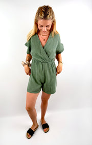 kurzer Jumpsuit aus musselin mit V-Ausschnitt in Olive Farben.