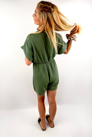 kurzer Jumpsuit aus musselin mit V-Ausschnitt in Olive Farben.