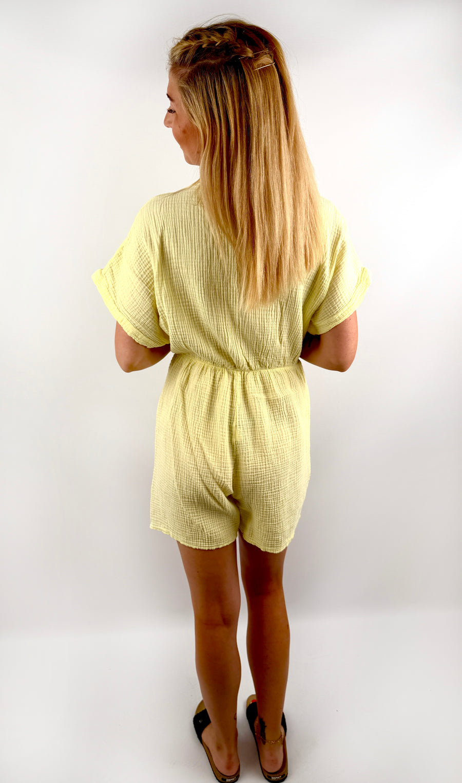 kurzer Jumpsuit aus musselin mit V-Ausschnitt in Olive Farben.