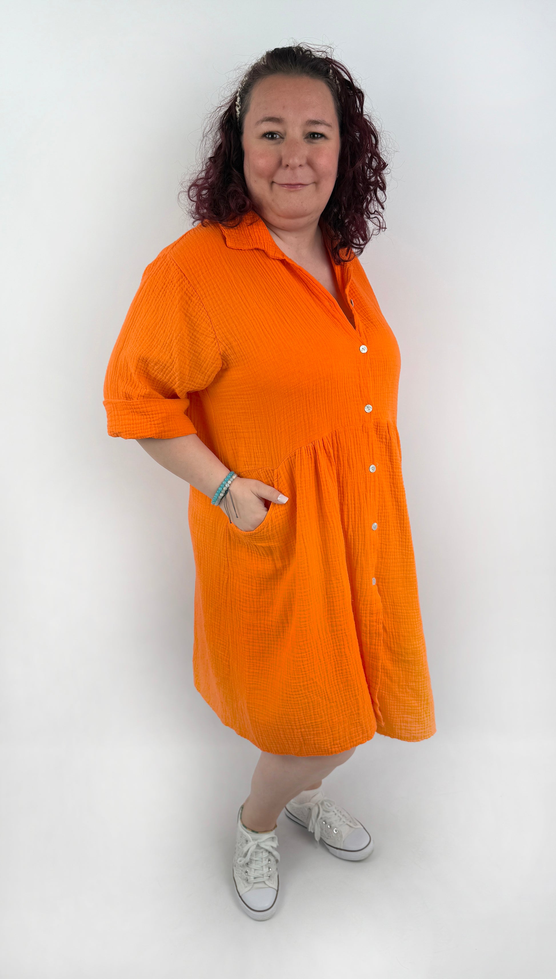XL Musselin Kleid mit Knopfreiehe und seitlichen Taschen und 3/4 Ärmeln in der Farbe Orange.