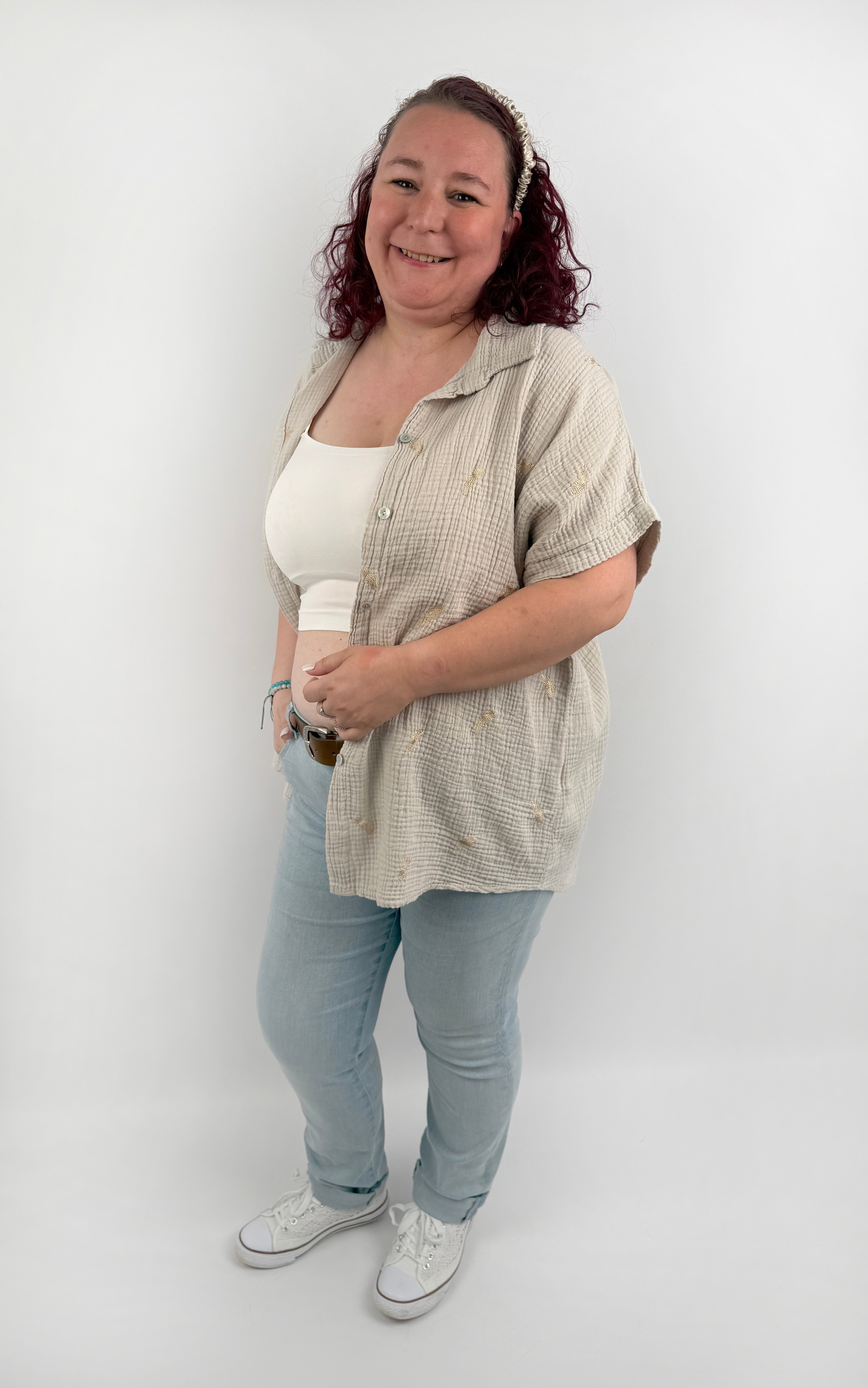 Kurze Musselinbluse mit goldnen Federn in Beige.