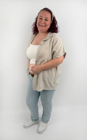 Kurze Musselinbluse mit goldnen Federn in Beige.