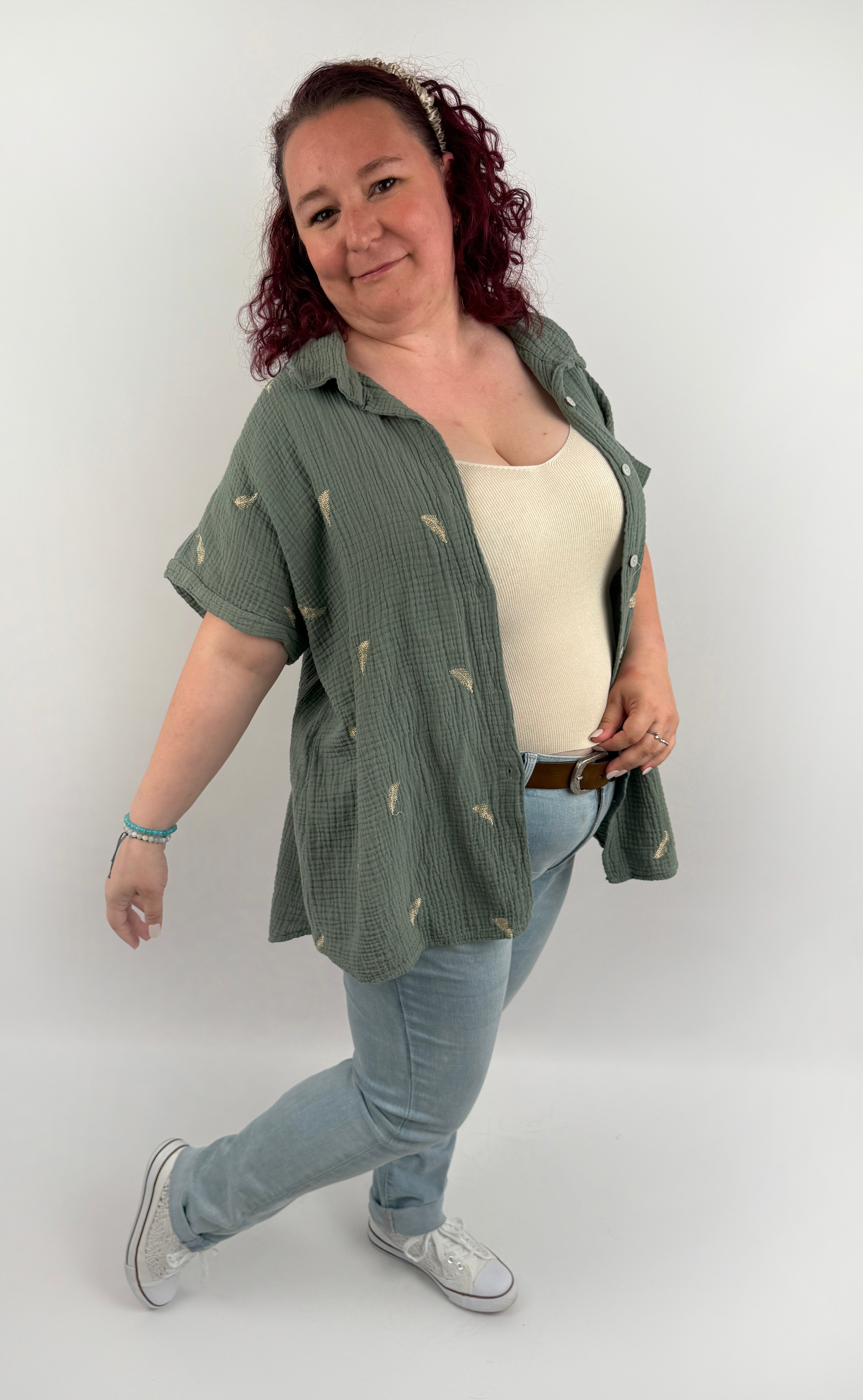 Kurze Musselinbluse mit goldnen Federn in Olive.