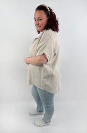 Kurze Musselinbluse mit goldnen Federn in Beige.