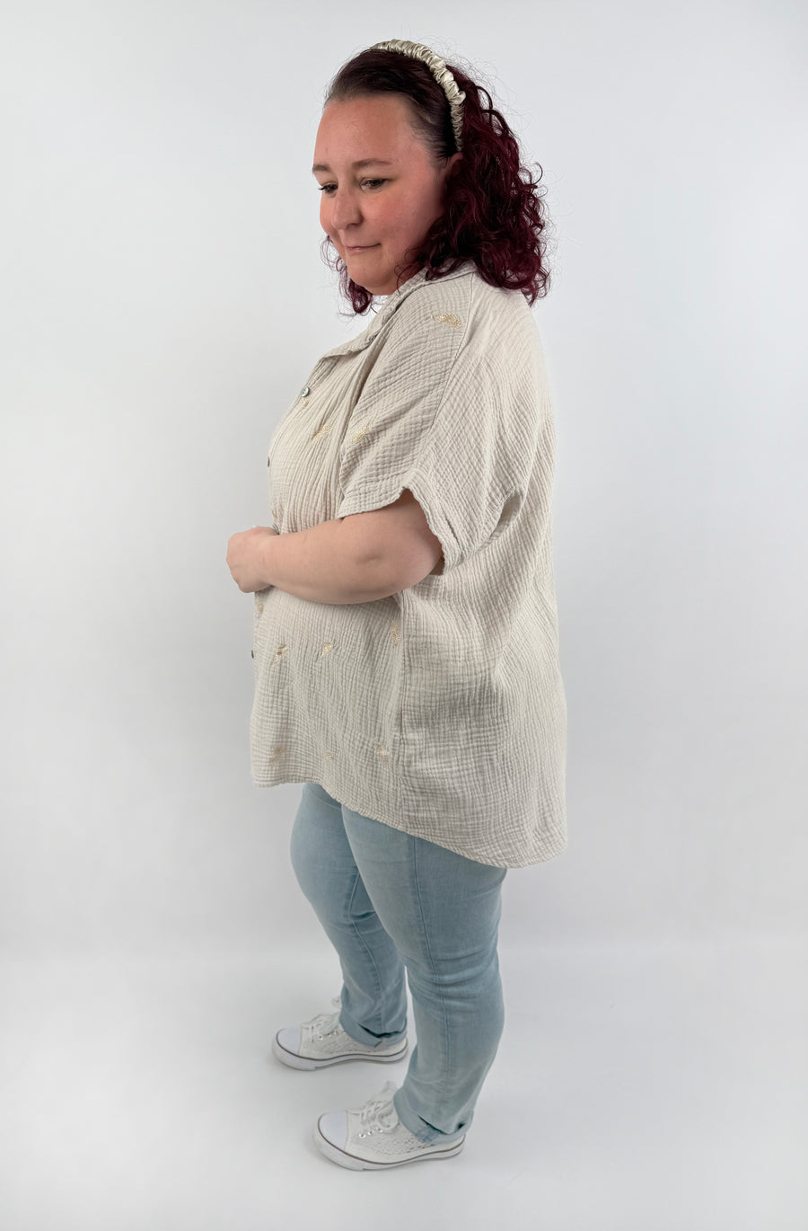 Kurze Musselinbluse mit goldnen Federn in Beige.