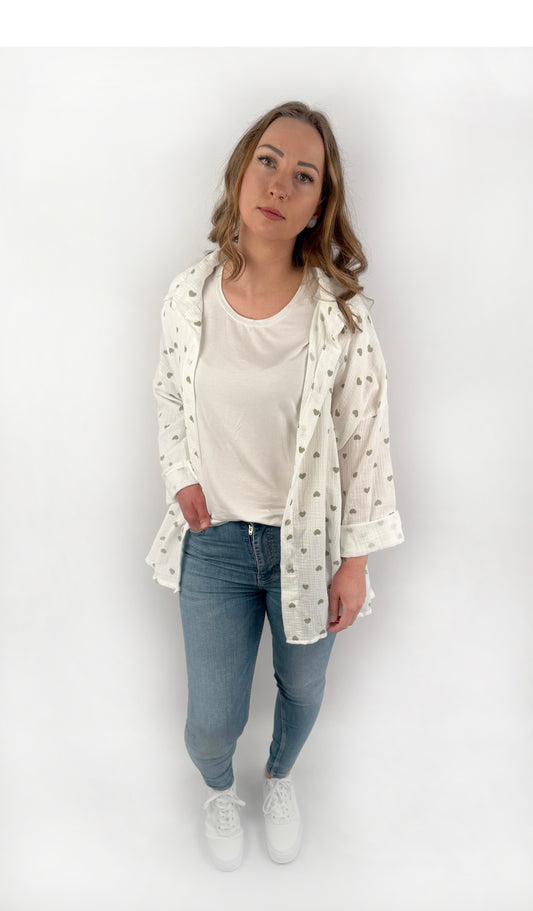 Langärmelige MusselinBluse in weiß mit Pastell farbenen Herzen.