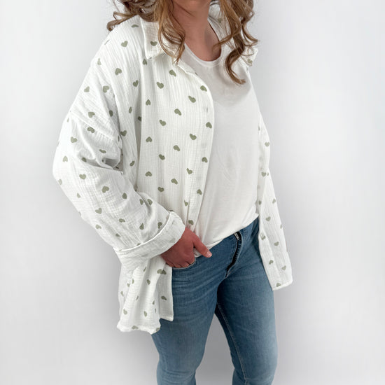 Langärmelige MusselinBluse in weiß mit Pastell farbenen Herzen.