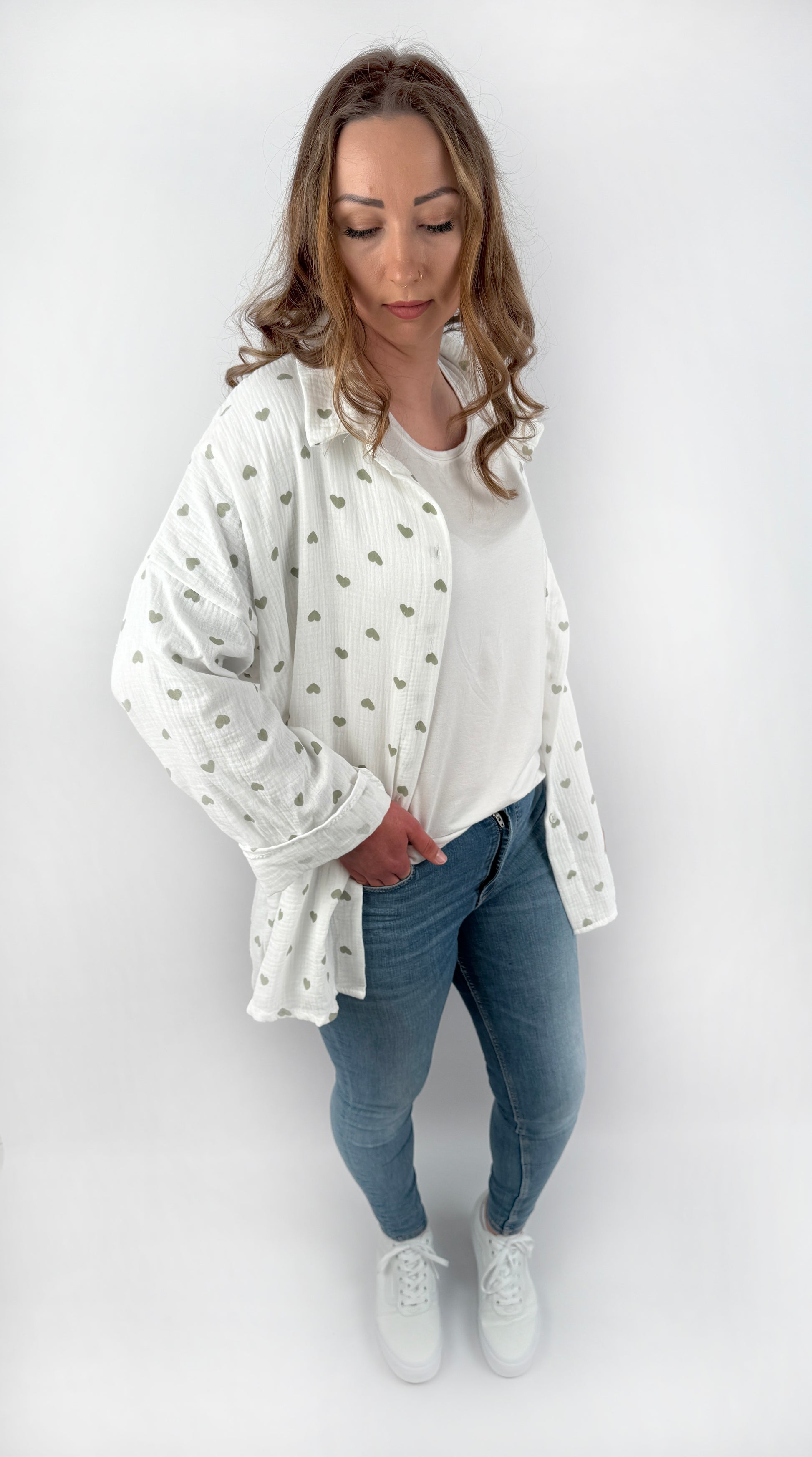 Langärmelige MusselinBluse in weiß mit Pastell farbenen Herzen.