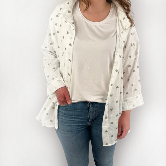 Langärmelige MusselinBluse in weiß mit Pastell farbenen Herzen.