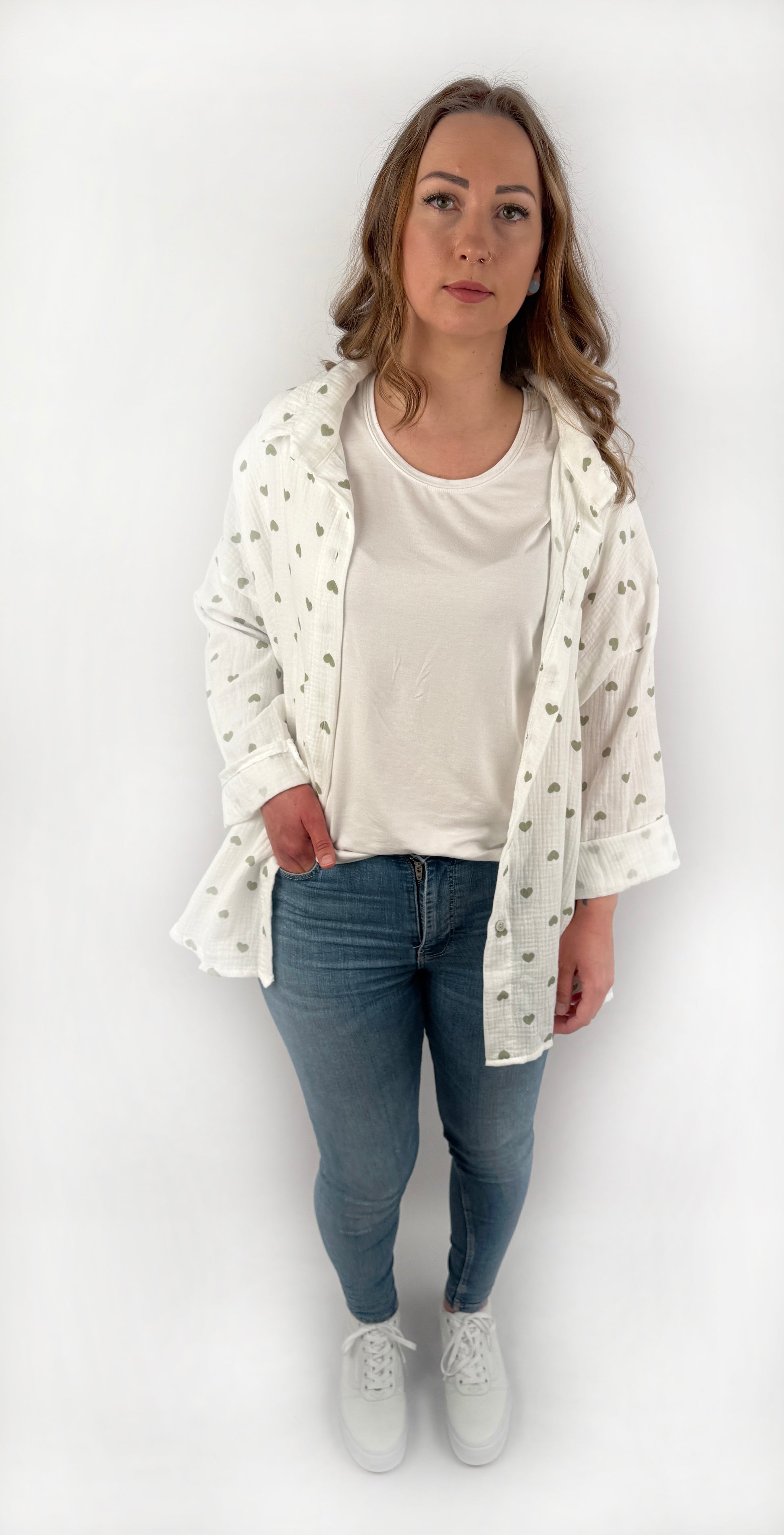 Langärmelige MusselinBluse in weiß mit Pastell farbenen Herzen.