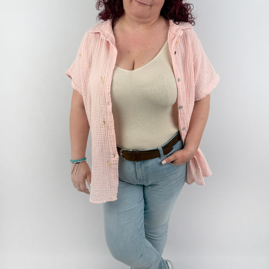 Kurze Musselinbluse mit goldnen Federn in Rosa.