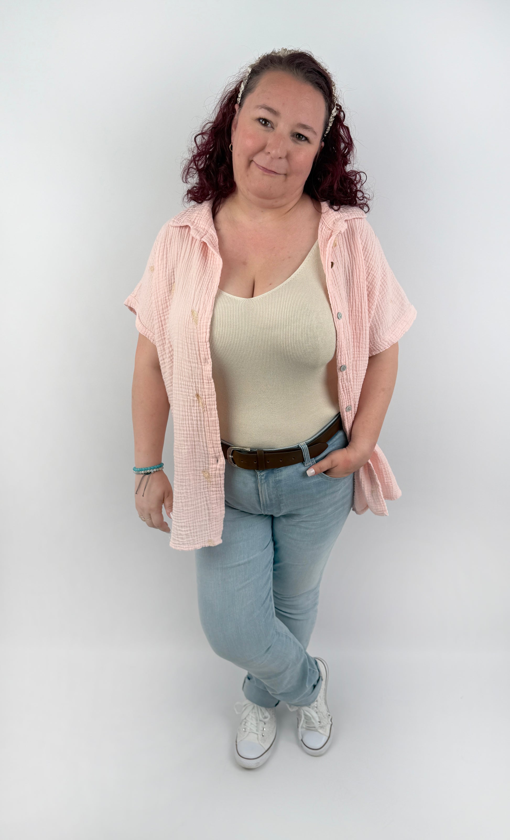 Kurze Musselinbluse mit goldnen Federn in Rosa.