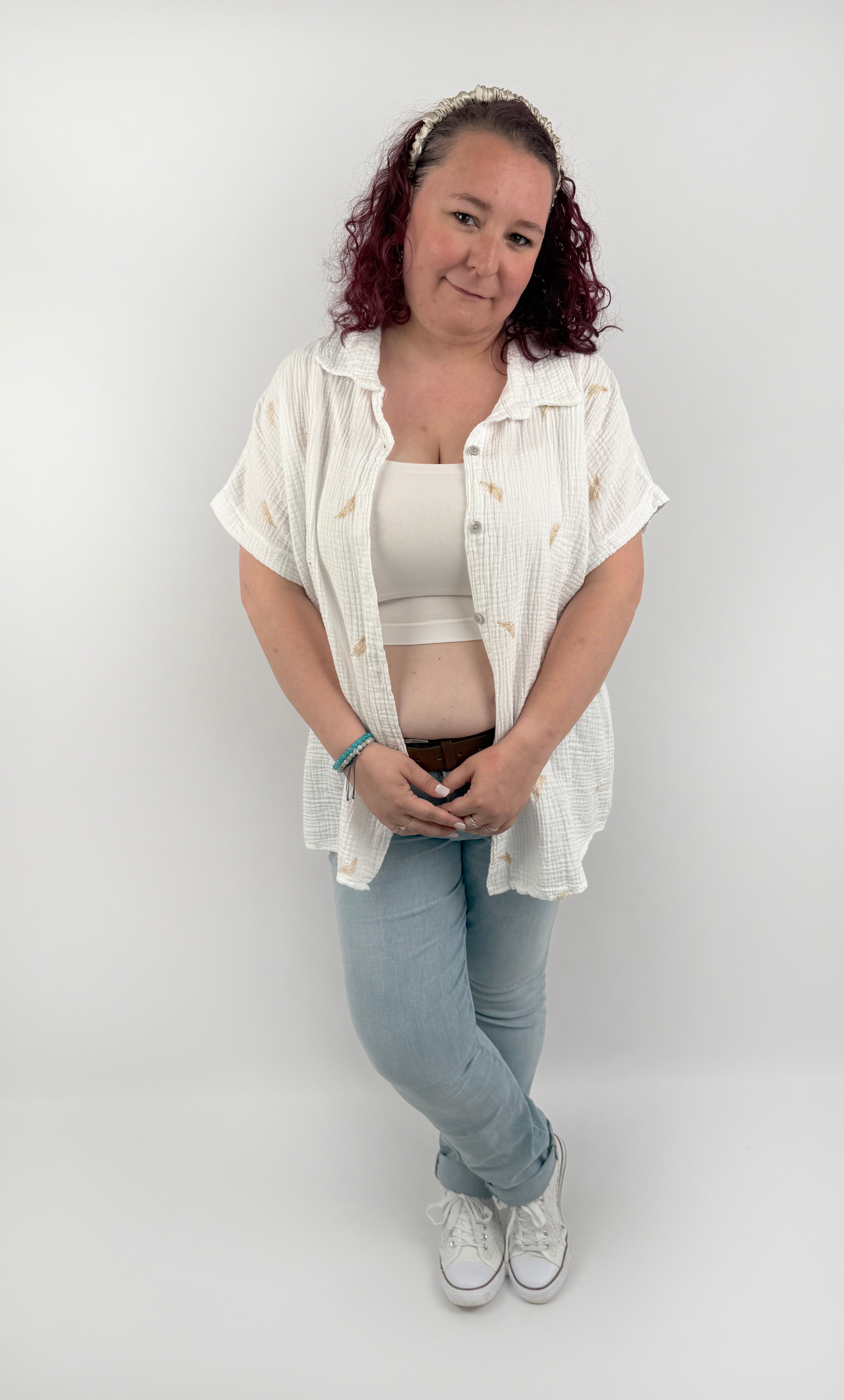 Kurze Musselinbluse mit goldnen Federn in Weiß.