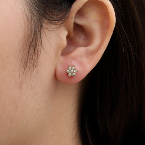 Goldener Ohrstecker in Blütenform, gefüllt mit kleinen Zirkonia Steinen.