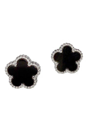 Silberne Edelstahl Ohrstecker in Blumenfarbe mit schwarzer Glas Füllung.