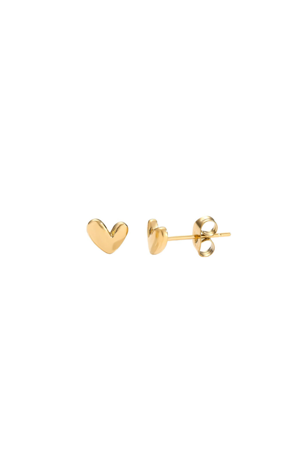Goldene kleine Ohrstecker in Herzform.